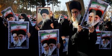 افسر سابق ارتش آمریکا: مردم ایران عاشق رهبرشان هستند / 30 بهمن 1401