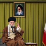 رهبر انقلاب: هرکس با انتخابات مخالفت کند با جمهوری اسلامی مخالفت کرده است