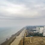 دو و نیم کیلومتر ساحل را پیاده طی کنید!