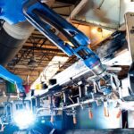 شاخص ماشین‌آلات در حال تلاش برای رشد از کف کانال نزولی