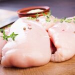 عرضه هر کیلو مرغ گرم با نرخ ۲۷ هزار تومان/ مرغ قطعه بندی همچنان خارج از نرخ مصوب بفروش می‌رسد