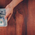 نوسان محدود قیمت طلای جهانی/ نرخ دلار در بازار سیر صعودی گرفت