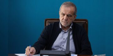 با انفعال مدیریتی صدها میلیون دلار صرف واردات آیفون شد / پزشکیان: کشور را با مجوزهای بیحساب و رانت ارزی فلج کردهایم!