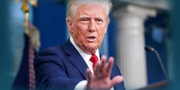 ترامپ: اکنون در حال مذاکره با ایران هستیم / دستور پزشکیان به وزیر خارجه برای فراهم‌سازی زمینه مذاکره مشروط