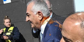 رضا پهلوی هدف پرتاب سس گوجهفرنگی قرار گرفت؛افتضاح برلین