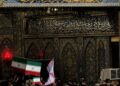 اشک و وداع در بینالحرمین؛ پیکرهای شهدای خانواده رهبر انقلاب به حرم حضرت عباس(ع) رسید