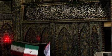 اشک و وداع در بینالحرمین؛ پیکرهای شهدای خانواده رهبر انقلاب به حرم حضرت عباس(ع) رسید