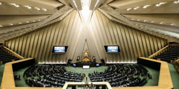 مجلس پس از پنج ماه بازگشایی شد؛ دستورکار صحن با مطالبات دوران پساجنگ همسو نیست