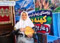 اختصاصی- عطر نان محلی و چای هیزمی در نمایشگاه روز کرج؛ روایت بانویی از طعم اصیل زندگی در روستای کهنه‌ده